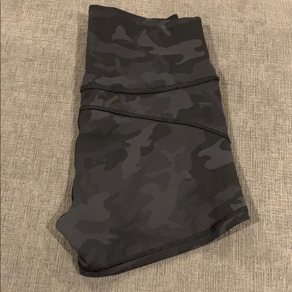SOLD —-Lululemon In movement short everlux - Picture 2 of 3